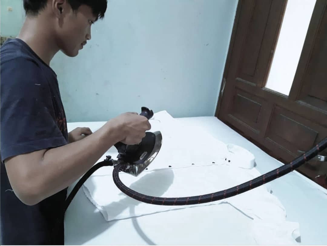 Proses setrika uap jaket dan kemeja Konveksi HCK